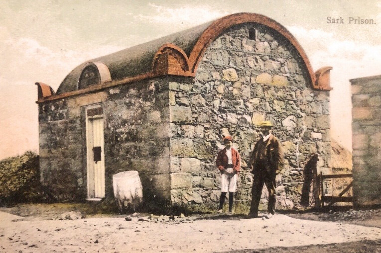 Từ năm 1856, khi đảo Sark chưa có ô tô, đường sá hay đèn đường, một nhà tù nhỏ đã hiện diện trên hòn đảo này
