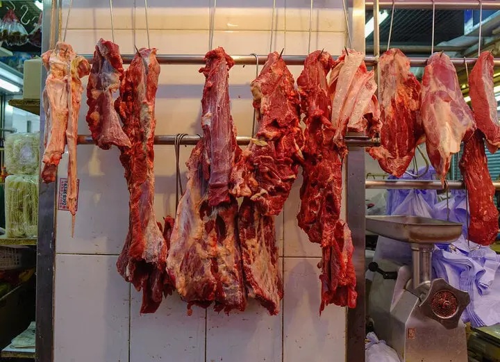 Thịt bò treo lên vừa dễ bảo quản vừa hấp dẫn hơn; đó là lý do tại sao người bán treo thịt bò lên cao trong khi đặt thịt lợn trên mặt bàn.