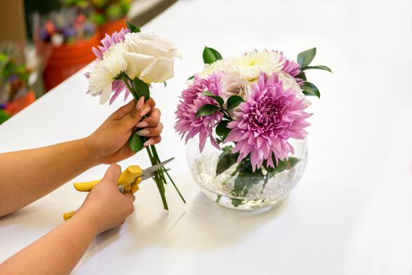 Để giữ hoa tươi lâu, trước hết điều quan trọng nhất là chọn những bông hoa mới vừa được cắt
