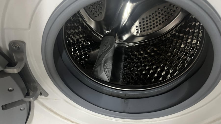 Gioăng cao su máy giặt cần được làm sạch thường xuyên để loại bỏ cặn bẩn cũng như hạn chế vi khuẩn, nấm mốc phát triển.