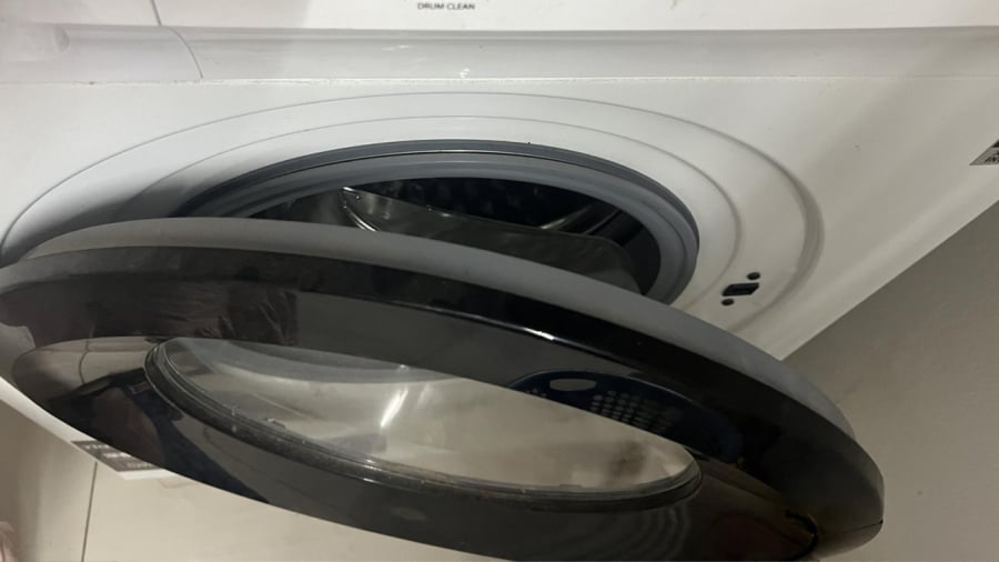 Sau khi sử dụng xong, bạn nên mở cửa máy giặt để hơi nước bốc hơi hết, hạn chế vi khuẩn, nấm mốc phát triển.