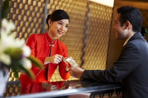 Lễ tân khách sạn, sau nhiều năm kinh nghiệm, chia sẻ những lời khuyên hữu ích dành cho khách hàng khi nhận phòng