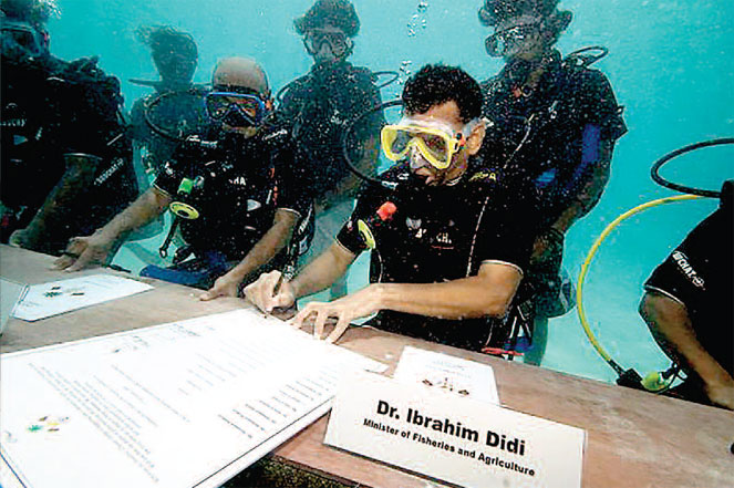 Tổng thống cùng 13 thành viên chính phủ đã trang bị thiết bị lặn và ngồi làm việc tại những chiếc bàn được đặt dưới đáy đại dương