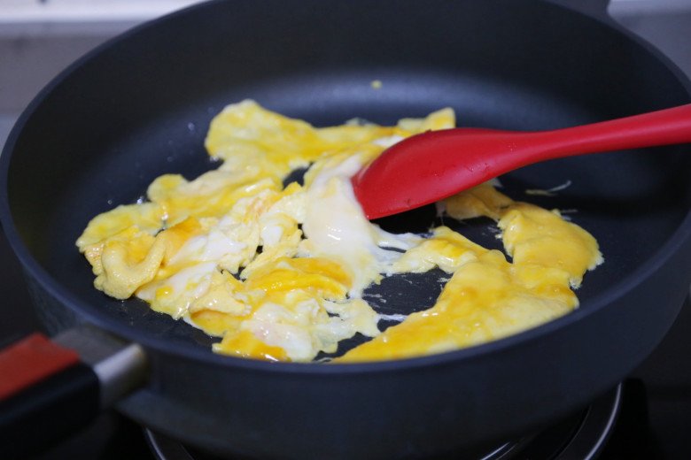 Cho trứng vào chảo rán đều đến khi mặt se lại là được.