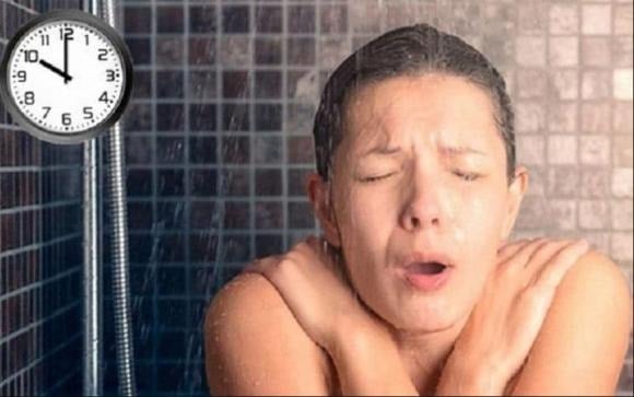 Nhiều người thường có thói quen tắm nhiều lần trong ngày vào mùa nóng, do cơ thể thường xuyên dính dớp, mồ hôi khó chịu. 