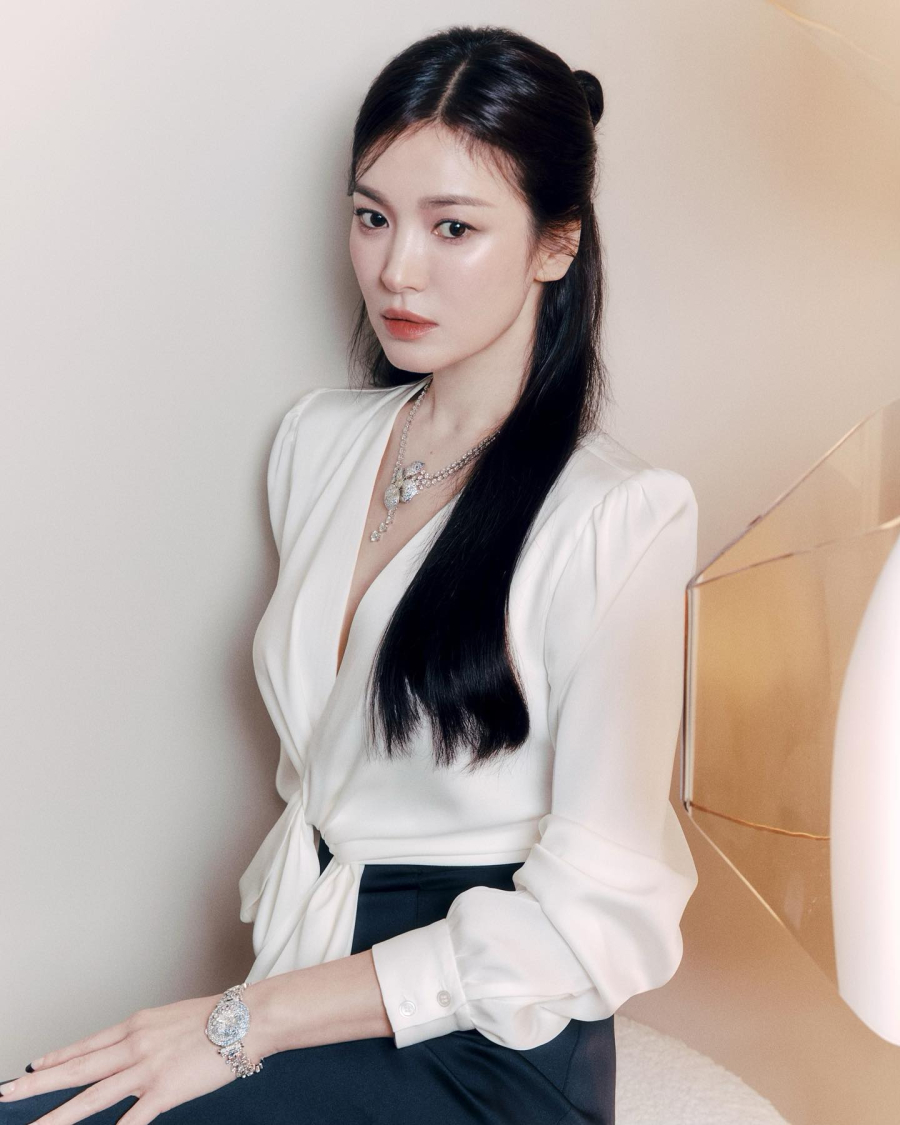Song Hye Kyo áp dụng bí kíp rẽ ngôi lệch hoặc thả vài lọn tóc mái, tóc buộc nửa sẽ trở nên dễ chinh phục hơn. 