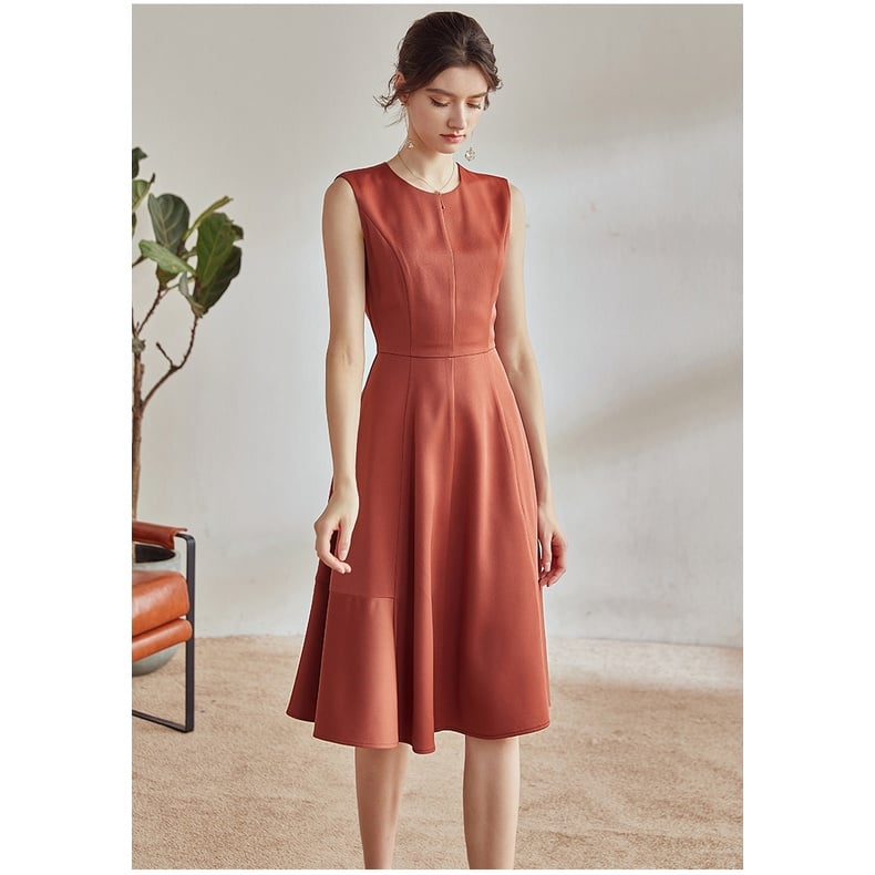 Nên hướng đến những lựa chọn đơn giản hơn, đó là váy trơn màu.