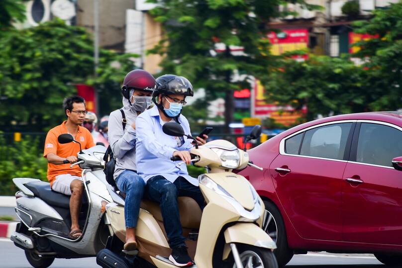 Theo quy định trên, người nghe điện thoại khi đang lái xe máy thì có thể bị xử phạt vi phạm hành chính với mức phạt tiền từ 800.000 đồng đến 1.000.000 đồng.