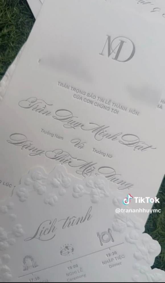 Trần Anh Huy đã đăng tải một đoạn clip hé lộ thiệp cưới từ Midu.