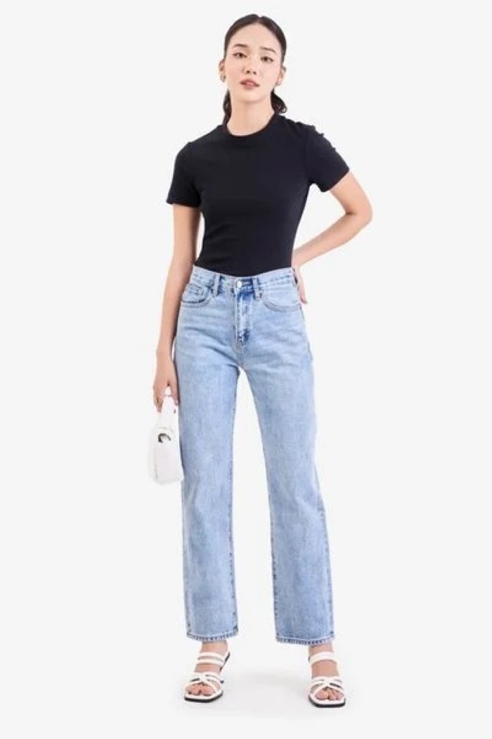 Áo thun với quần jeans là item không thể thiếu đối với mọi cô nàng