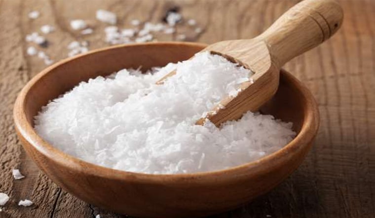 Muối giúp tăng hương vị cho món ăn, giúp sát khuẩn rất tốt