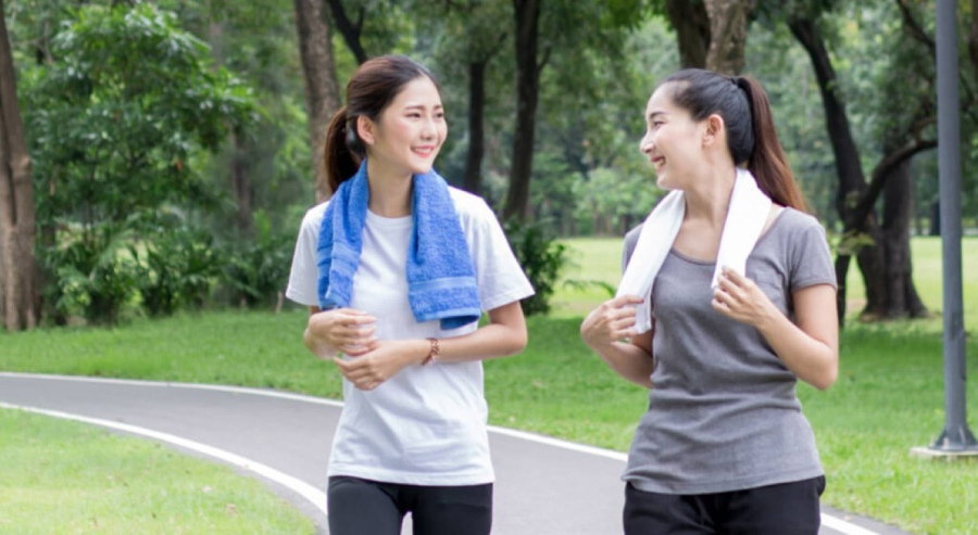 Đi bộ là một hoạt động đơn giản nhưng mang lại nhiều lợi ích to lớn cho cả sức khỏe thể chất và tinh thần. (Ảnh minh họa)