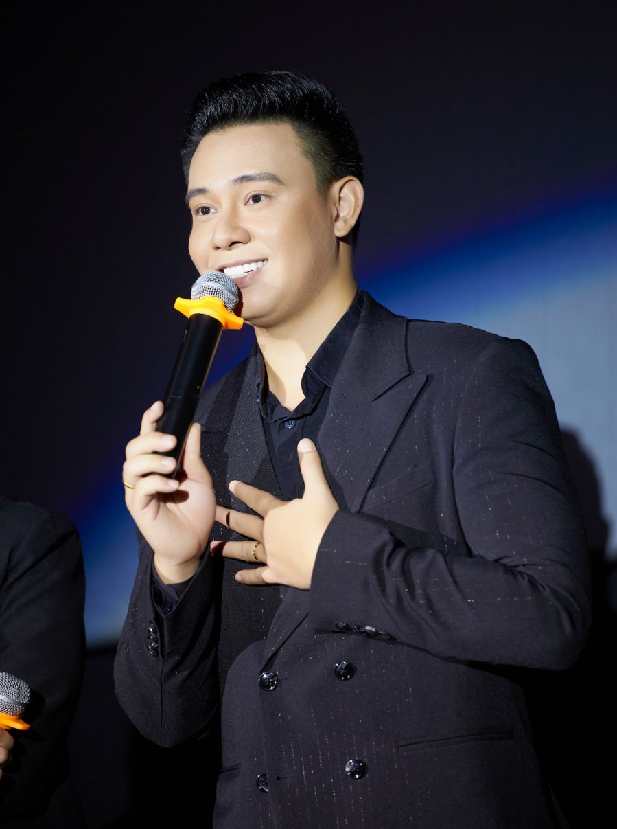 Anh tham gia Vietnam Idol 2014 với mong muốn có tiền trả nợ cho mẹ.