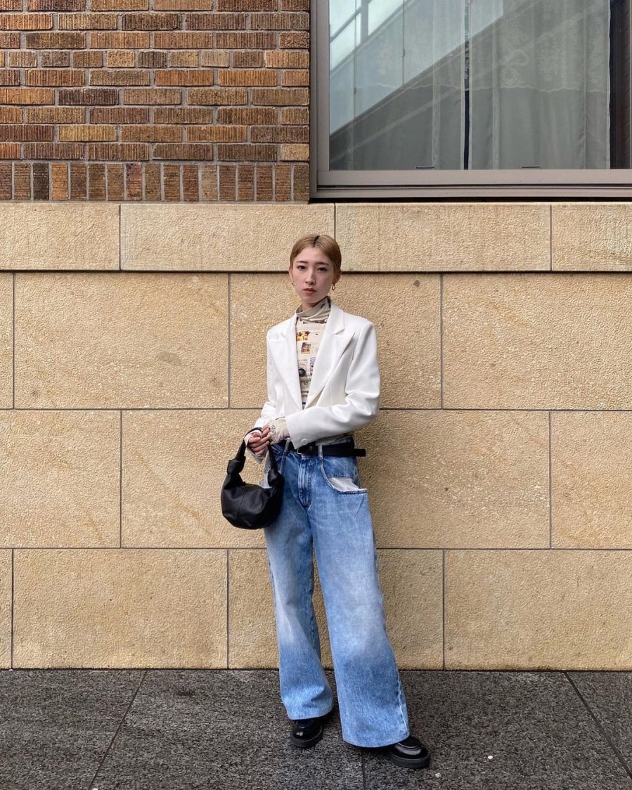 Blazer dáng crop mix cùng áo bralette hoặc áo hai dây bên trong sẽ giúp trang phục thêm phần quyến rũ mà vẫn giữ được vẻ ngoài thời thượng.