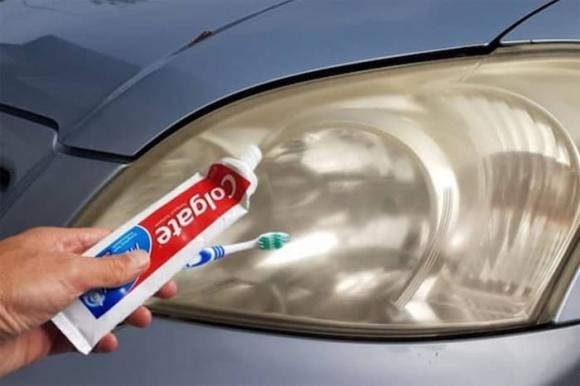 Một tài xế có kinh nghiệm đã chia sẻ một mẹo hữu ích với ô tô là sử dụng kem đánh răng.