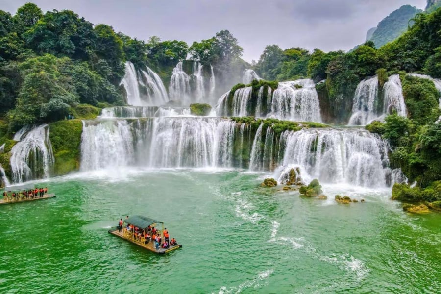 Thay vì chọn những bãi biển đông đúc nhộn nhịp, hãy khám phá vẻ đẹp hùng vĩ của núi rừng Cao Bằng