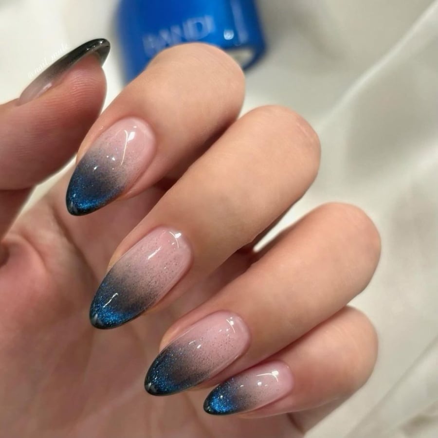 Kiểu vẽ này là biến thể của mẫu nail mắt mèo truyền thống với hiệu ứng chuyển màu từ nhạt đến đậm dần về phần đầu móng tay.