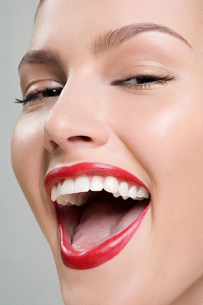 Nhai lá Neem tươi hoặc dùng kem đánh răng có chứa Neem đều có thể giúp răng trắng sáng hơn. 
