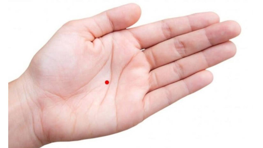 Nốt ruồi đỏ trong lòng bàn tay được coi là biểu tượng của sự giàu sang và phú quý