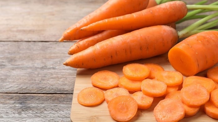Cà rốt là nhóm thực vật dồi dào vitamin A, C, D, E, beta-carotene, axit folic, phốt pho, biotin và canxi giúp gan thải bỏ độc tố ra khỏi cơ thể...