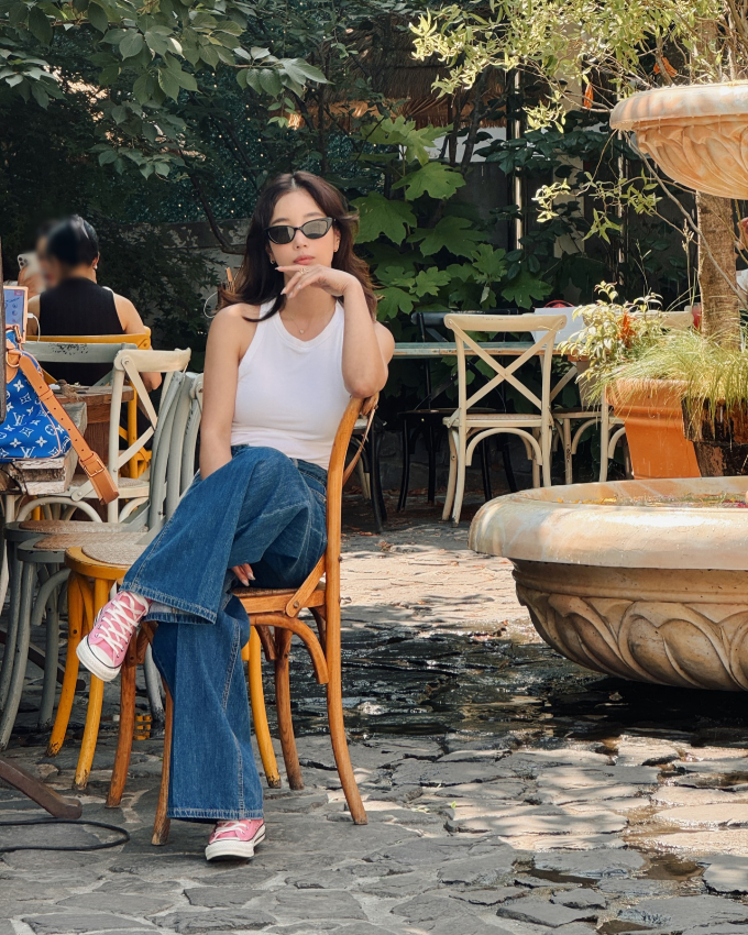 Áo tank top trắng và quần jeans ống suông rất đơn giản sơ vin gọn gàng.