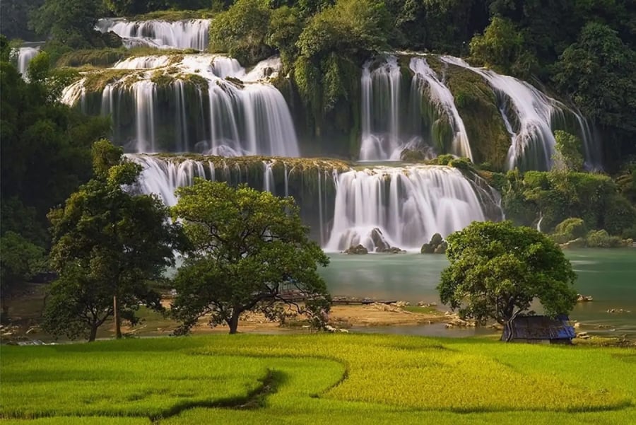 Thác Bản Giốc, tọa lạc tại tỉnh Cao Bằng, nổi tiếng với vẻ đẹp thiên nhiên hùng vĩ, tựa như một bức tranh tiên cảnh