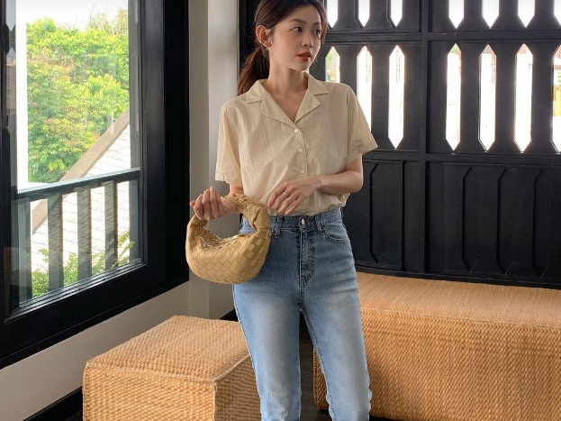 Statement short-sleeved shirt and wide-leg jeans