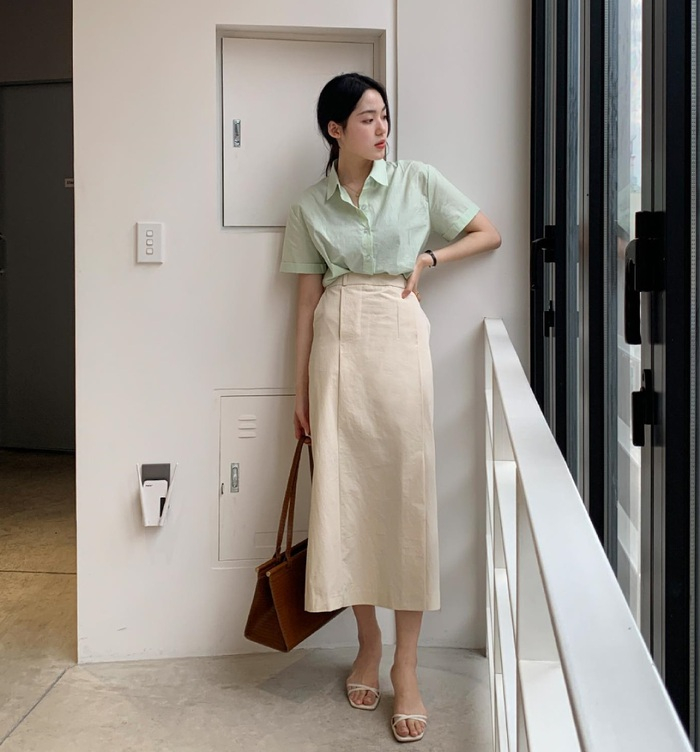 Printed short-sleeved shirt and long skirt