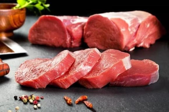 Tất cả thịt của động vật có vú đều là thịt đỏ, chẳng hạn như thịt lợn, thịt gia súc, thịt cừu, và các loại tương tự.