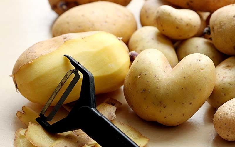 Dùng khoai tây giảm mặn cho món ăn