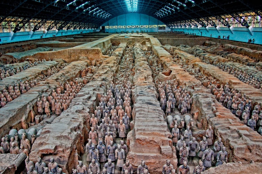 Lăng mộ có diện tích rộng 49 km², bên trong chứa hàng trăm ngàn mảnh lớn nhỏ của những chiến binh đất nung