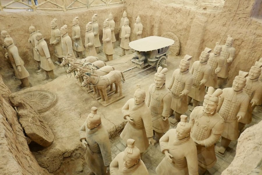 Rải rác khắp lăng mộ là hàng trăm ngôi mộ chứa hài cốt của các phi tần và con cháu của Tần Thủy Hoàng