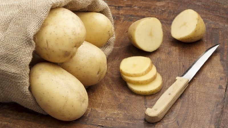 Thái mỏng khoai tây sống và cho vào nồi canh hoặc món xào quá mặn, để khoai tây hút muối trong ít nhất 15 phút.