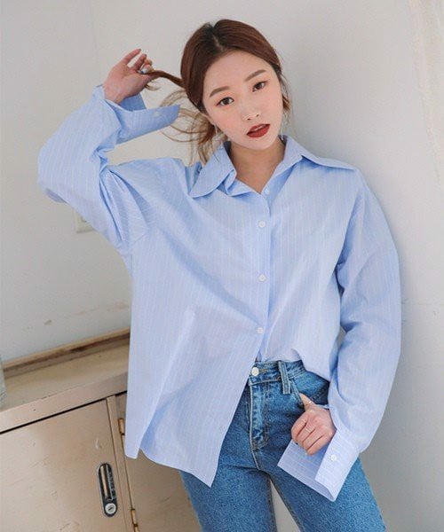 Để hoàn thiện style trẻ trung, thời thượng, chị em nên chọn sơ mi oversized, thay vì phiên bản chiết eo đã lỗi mốt. 