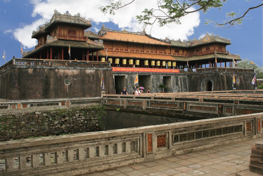 Vua Gia Long quyết định đóng kinh đô chính tại thủ phủ cũ của các Chúa Nguyễn là Phú Xuân (Huế)