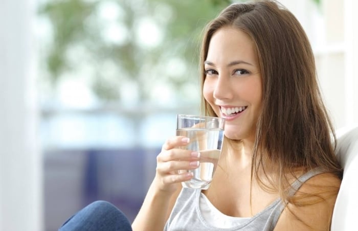 Bạn nên uống 8 ly chất lỏng mỗi ngày, tốt nhất là nước lọc. 