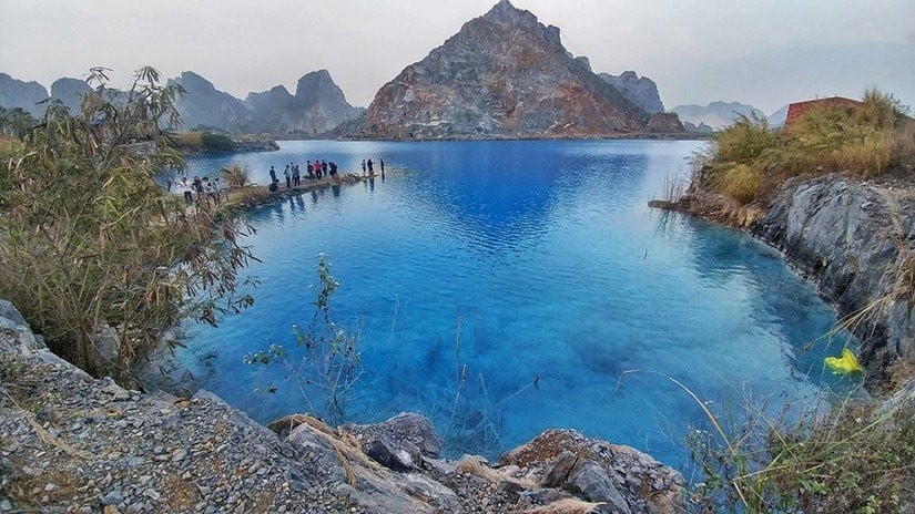 Hồ nước xanh kỳ ảo tại Hải Phòng, nổi tiếng từ năm 2017, thực chất là một hồ nhân tạo thuộc khu vực Núi Trại Sơn