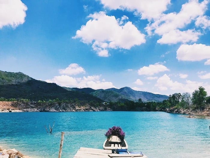 Hồ Đá Xanh thu hút du khách với vẻ đẹp thiên nhiên tuyệt vời, nổi bật với mặt hồ nước xanh thẳm rộng lớn