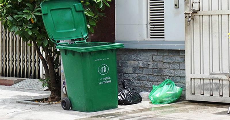 Khȏng ᵭặt thùng rác trước cửa nhà