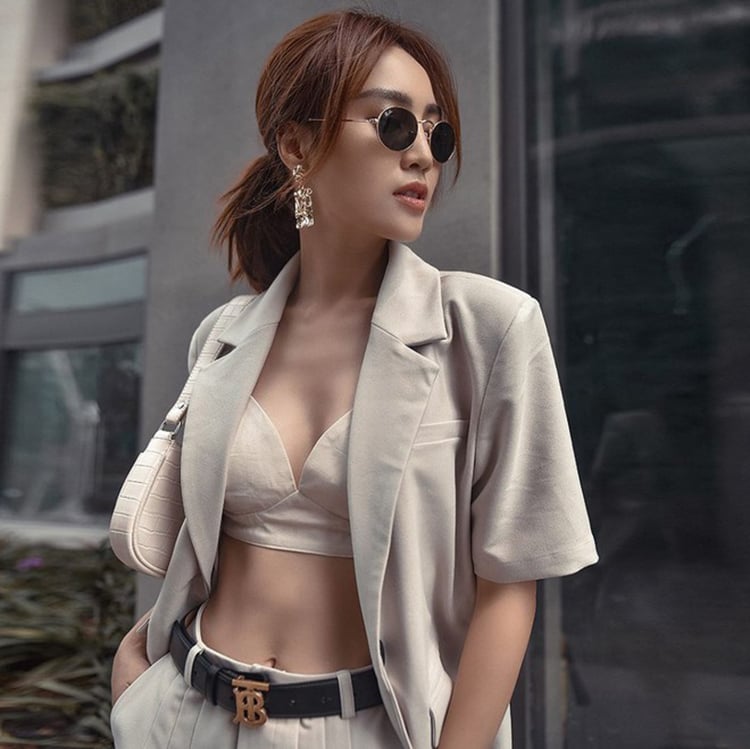 Áo blazer và bralette là combo hoàn hảo dành cho nàng thích sự quyến rũ.