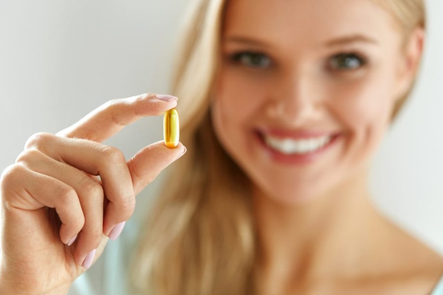 Bạn có thể sử dụng dầu Vitamin E đóng chai hoặc mở một vài viên dầu vitamin E.

