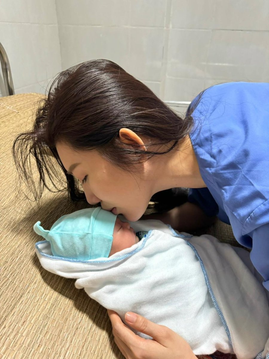 Hình ảnh diễn viên Thúy Ngân bên một em bé sơ sinh khiến nhiều người chú ý.