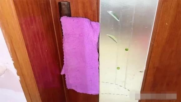 Nếu khăn tắm được để khô trong phòng tắm, chúng có thể dễ dàng sinh ra bọ ve và vi khuẩn.