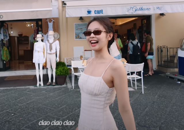 Jennie chọn diện 1 em váy 2 dây dáng dài đến từ thương hiệu And You để dạo phố mua sắm cũng bạn bè.

