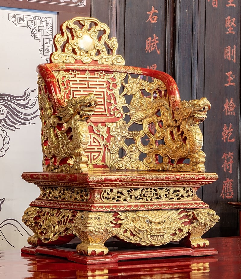 Theo Trung tâm Bảo tồn Di tích cố đô Huế, ngai vàng của các vua chúa ngày xưa không phải được làm từ vàng toàn bộ mà thực tế được làm bằng gỗ được sơn son thếp vàng.