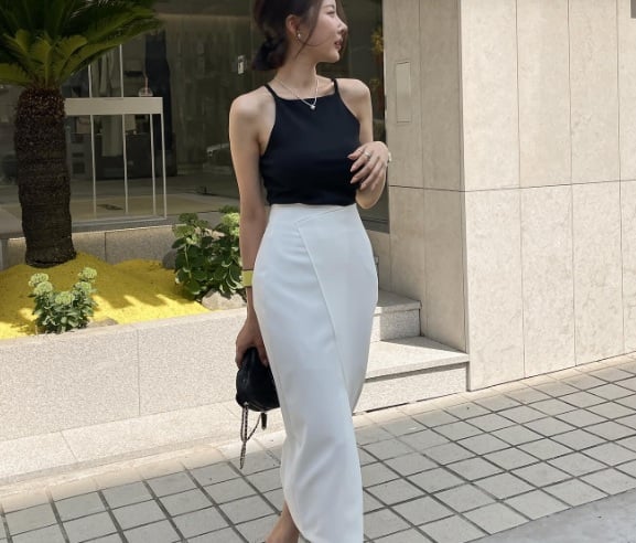 Kết hợp mẫu áo này với chân váy trắng dáng suông chính là combo hoàn hảo cho nàng công sở.  