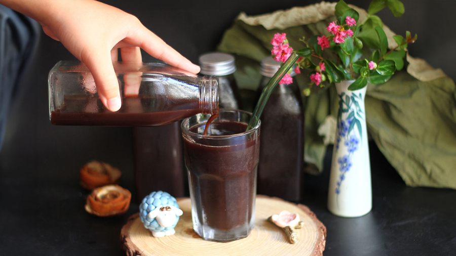 Black bean water with ginger