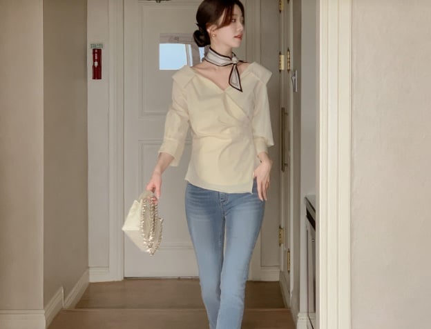 Áo blouse nhấn eo và quần jeans ống đứng đã tạo nên bộ trang phục gọn gàng, nữ tính và thanh lịch.