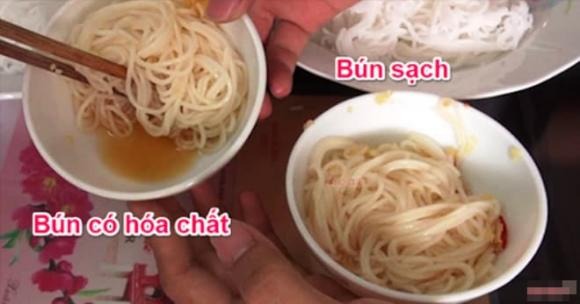 Dùng nước mắm để nhận biết bún sạch và bún chứa hóa chất. 