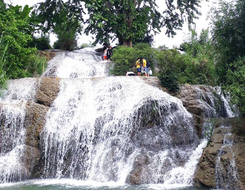 Mặc dù không cao, chỉ khoảng 20 mét, nhưng thác Trăng lại khiến du khách ngay từ khi vừa đặt chân đến khu vực nhà văn hóa Xóm Trăng đã bị cuốn hút bởi dải bọt trắng xóa hiện ra trước mắt